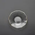 Eleganter Teetassen-Untersatz aus Glas mit Goldrand und unregelmäßigem Blütenrand Dekor. - Wellenrand Tee-Untersetzer (Goldrand)