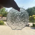 Texturierter Untersetzer aus klarem Glas mit unregelmäßigem Rand und Hammerschlag-Finish - Eis-Tau-Stil / 14.5cm
