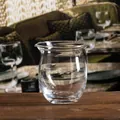 Elegante tazza da tè in vetro di cristallo soffiato a mano su un tavolo di legno rustico - Brocca da Tè in Vetro