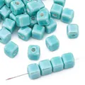 Handgefertigte quadratische türkise Keramikperlen für DIY-Schmuck und Perlenstickerei - Seeblau