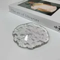 Unregelmäßiger Untersetzer aus gehämmertem Glas mit Eistextur im japanischen Stil - Round Shape / Transparent