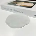 Japanischer verdickter unregelmäßiger Untersetzer aus gefrostetem Kristallglas weiß - Round Shape / Mattiert