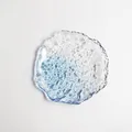 Unregelmäßiger blau-transparenter Kristallglas-Untersetzer mit Hammerschlag-Textur - Glastablett / 14.5cm / Verlauf Blau