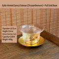 Eleganter handbemalter Gaiwan-Teewalle aus Glas mit Goldrand und Chrysanthemenmotiv - Chrysanthemen-Gaiwan mit Gold-Untersatz / Chrysantheme + Gold-Untersatz