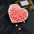 Perles rondes en acrylique rose vif pour la fabrication de bijoux DIY dans un plat en cœur - Rouge Corail