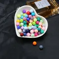 Perles rondes en acrylique colorées dans un bol en cœur pour la création de bijoux - Multicolore