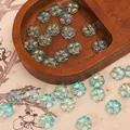 Perline a quadrifoglio in vetro blu traslucido con foglia d'oro per gioielli fai-da-te - Blu lago