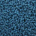 Nahaufnahme von blauen lackierten Glasperlen für DIY-Schmuckherstellung und Halsketten - Dunkelgraublau