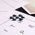 Cuentas de cristal facetadas en forma de gota azul oscuro para creación de joyas y DIY. - 6x12mm (10 Piezas/Paquete) / Bañado en Negro de Humo