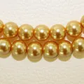 Makroansicht goldener galvanisierter Glas-Imitationsperlen für DIY-Schmuck und Basteln - Hellgelb