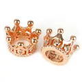 Elegante dije de corona oro rosa con pedrería brillante para creación de bisutería - Corona Pequeña / Paquete de 2 (Diámetro 9mm Altura 7mm) / Rosa oro