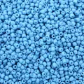 Nahaufnahme von hellblauen Glasperlen für die Herstellung von DIY-Schmuckstücken. - Hellblau