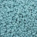 Makroansicht hellblauer matter Glasperlen für DIY-Schmuck und Bastelprojekte im Detail - Hellgraublau