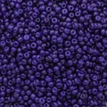 Nahaufnahme von tiefvioletten Glasperlen für die DIY-Schmuckherstellung - Lila Blau