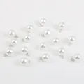 Vue rapprochée de pendentifs en perles ABS blanches pour accessoires de bijoux DIY - 10mm (10 Pièces/Paquet) / Argent Avec Perle Blanche