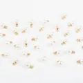 Vue détaillée de pendentifs en perles ABS blanches avec boucles dorées pour le bricolage - 6mm (10 Pieces Pack) / Ton Or + Perle Beige