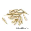 Detailopname van 4x23mm goudkleurige spike hangers voor DIY sieraden maken - Spike Hanger / 4x23mm (200 Stuks/Verpakking) / Goud