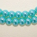 Nahaufnahme von türkisfarbenen galvanisierten Glasperlen für DIY-Schmuckherstellung - See-Blau