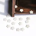 Vista detallada de dijes de flores de cerezo de acrílico blanco para joyería hecha a mano - Pétalo de Cerezo (BSD194) / Paquete de 20 / Blanco