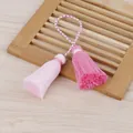 Vue détaillée de glands en coton faits main à deux têtes aux tons roses pour artisanat - Gland à Double Extrémité / Rose + Rose Clair