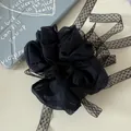 Elegante scrunchie in chiffon nero con dettaglio di lunghi nastri in pizzo a pois - Stile Nastro in Filo di Rete / Nero