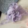 Vista dettagliata di un elastico per capelli in chiffon lavanda con nastro di pizzo - Stile Nastro in Filo di Rete / Viola