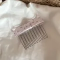 Vue détaillée d'un nœud floral lavande attaché à un peigne à cheveux en métal argenté - Peigne à Cheveux Nœud / Rose