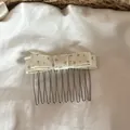 Vue détaillée du peigne à cheveux avec nœud en tissu à fleurs - Peigne à Cheveux Nœud / Blanc Cassé
