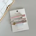 Nahaufnahme von pinkfarbenen Haarclips mit Blumenmuster und Karostoff auf Karte - Rosa Dreieckstil (9#) / 3er-Set