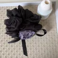 Eleganter Haargummi aus schwarzen und lila Organzablüten mit langem Schleifenband für Haarstyling - Langer Schleifenstil / Schwarz mit lila Blume