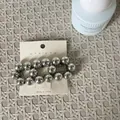 Moderne silberne Haarspange mit Metallkugeln auf einer beigen Präsentationskarte - Silberkugel Quadratischer Stil (13#) / Einzelstück