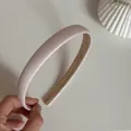 Dettaglio che mostra la consistenza liscia e il colore rosa del cerchietto in raso - Cerchietto Sottile / Rosa