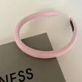 Rosa strukturierter schmaler Satin-Haarreif auf grauer Stoffbox für minimalistisches Design. - Gestreiftes Stirnband / Rosa