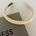 Eleganter cremefarbener gepolsterter Haarreif mit Satin-Rippenstruktur. - Gestreiftes Stirnband / Gebrochenes Weiß
