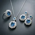 Set di gioielli di lusso in topazio blu con collana anello e orecchini in stile halo - Set / Blu