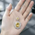 Dettaglio di una collana di lusso con pietre preziose gialle e cristalli scintillanti. - Collana / Giallo