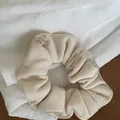 Elegante crèmekleurige gebreide geribbelde scrunchie met ronde gouden metalen bedel - 6# Gebroken Wit Gouden Label Scrunchie