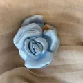 Eleganter hellblauer Satin-Rosen-Haarclip mit weich gepolsterten Blütenblättern - Rose Haarklammer / Blau