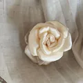 Eleganter französischer Haarkrebs mit Satin-Rose in cremigem Champagner-Rosa-Ton - Rose Haarklammer / Weiß