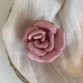 Eleganter französischer Haarclip mit rosa Stoffrose und weichem Satin-Finish - Rose Haarklammer / Rosa