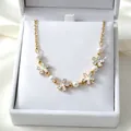 Elegante collana con fiori di perle e cristalli in una scatola regalo bianca di lusso - Collana