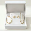 Elegante set di gioielli con fiori di perle in una scatola regalo di velluto bianco - Set di 3 Braccialetti
