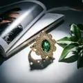 Lussuoso anello d'oro con gemma verde a goccia e alone floreale di cristallo - Solo Anello / Verde