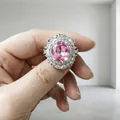 Elegante anello in argento con una grande pietra rosa ovale e cristalli luccicanti - Anello / Rosa