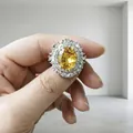 Elegante anello con citrino giallo ovale e halo di diamanti scintillanti per donne - Anello / Giallo