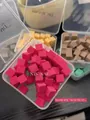Primer plano detallado de esponjas cúbicas rosa melocotón para degradados de uñas - Aprox. 50 Piezas Pack / Rosa rojo