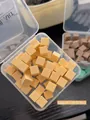 Primer plano de esponjas cúbiche de 1 cm para decoración de uñas en caja transparente - Aprox. 50 Piezas Pack / Amarillo Yema
