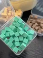 Primer plano de cubos de esponja verde menta de alta densidad para degradado de uñas - Aprox. 50 Piezas Pack / Verde Verano
