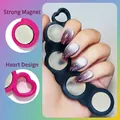Detail eines multifunktionalen Nagellack-Magnetwerkzeugs mit Katzenaugen-Effekt auf Nägeln - Schwarz