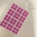 Detailopname van roze verdeelde vakken voor het opbergen van nagelaccessoires. - 1-in-4 Specificatie / Roze